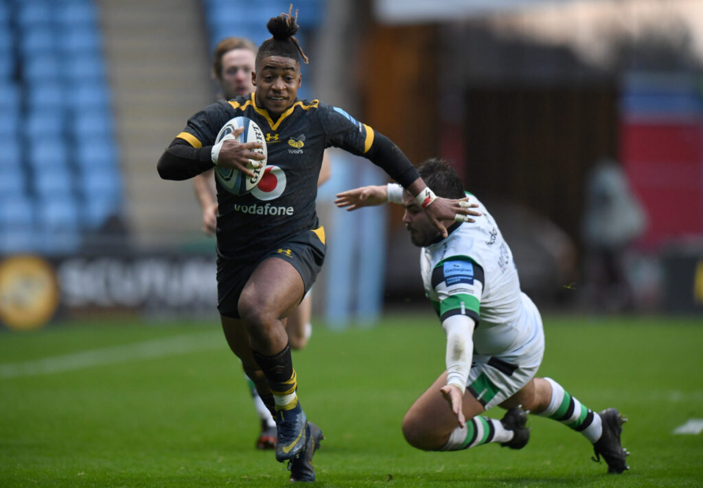 COVENTRY, ENGLAND - DECEMBER 05: Paolo Odogwu of Wasps runs in to score their first try during the Gallagher Premiership Rugby match between Wasps and Newcastle Falcons at Ricoh Arena on December 05, 2020 in Coventry, England. (Photo by Tony Marshall/Getty Images)